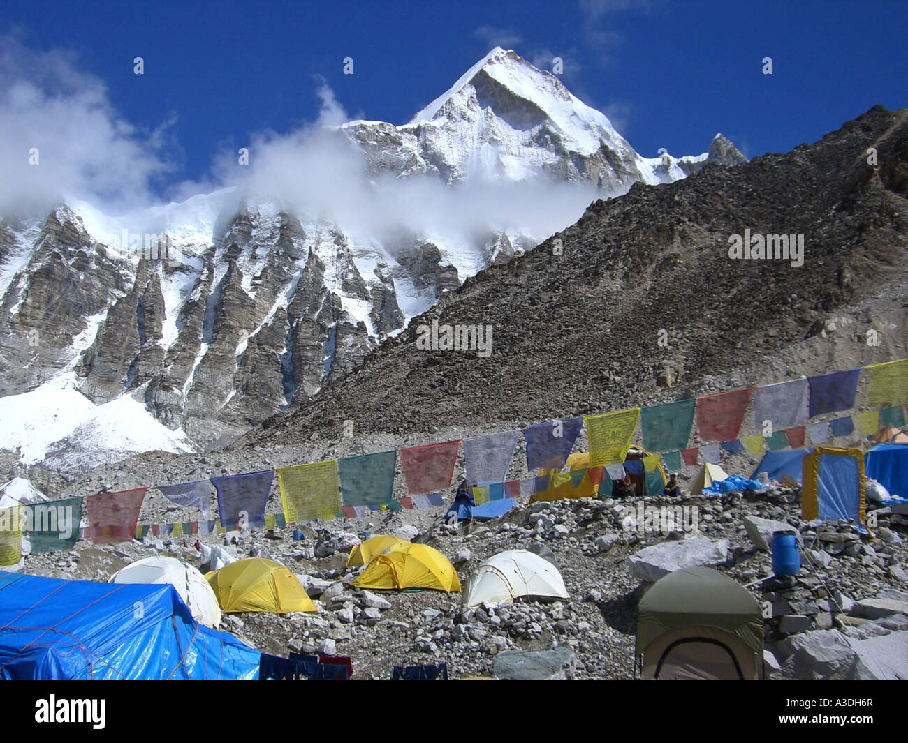 Tibetische beten Fahnen zwischen den Zelten im Base Camp, 5300m, im Rücken den Gipfel des Mount Lingtren 6600m, Mount Everest Stockfoto