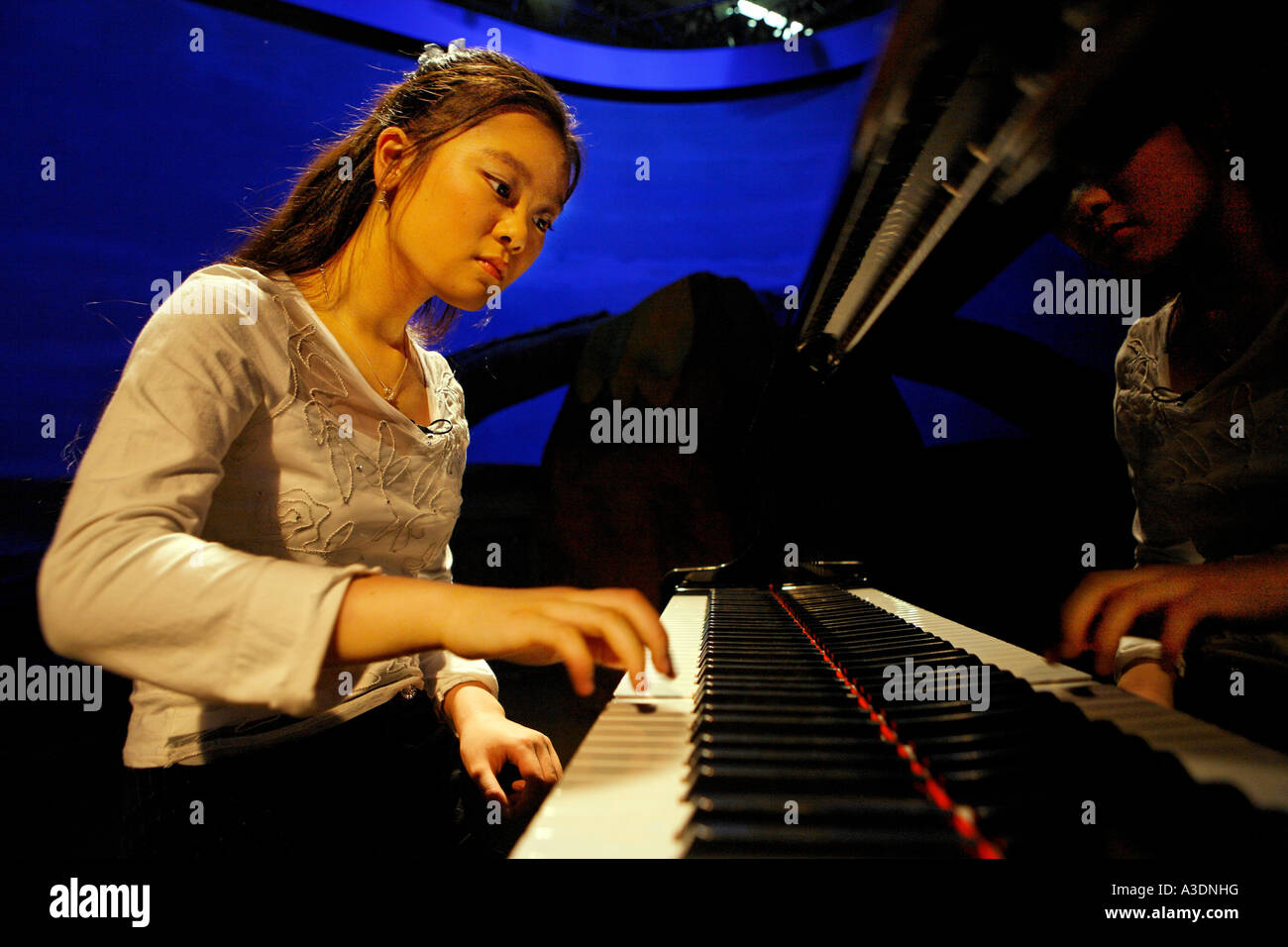13-jährige Anke Pan spielt Klavier, Göppingen, Baden-Württemberg, Deutschland Stockfoto