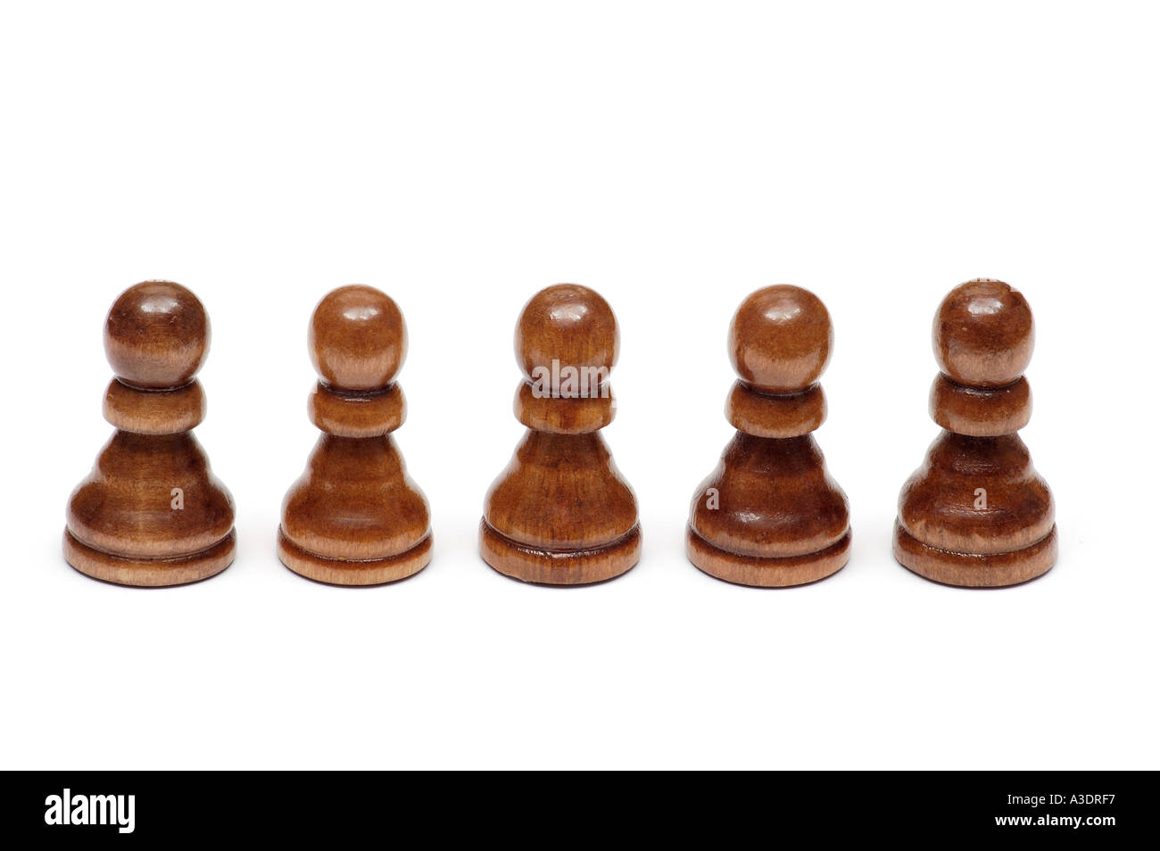 5 fünf hölzerne Schach Stück Bauern in einer Reihe auf weißem Hintergrund Stockfoto