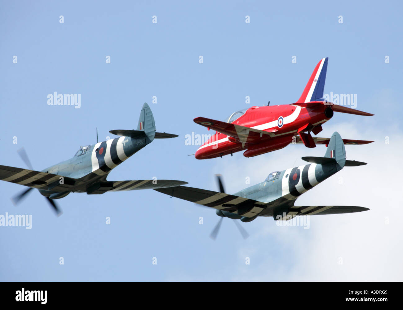 Britische Marine Spitfire und Red Arrows Flugzeuge Fairford Stockfoto