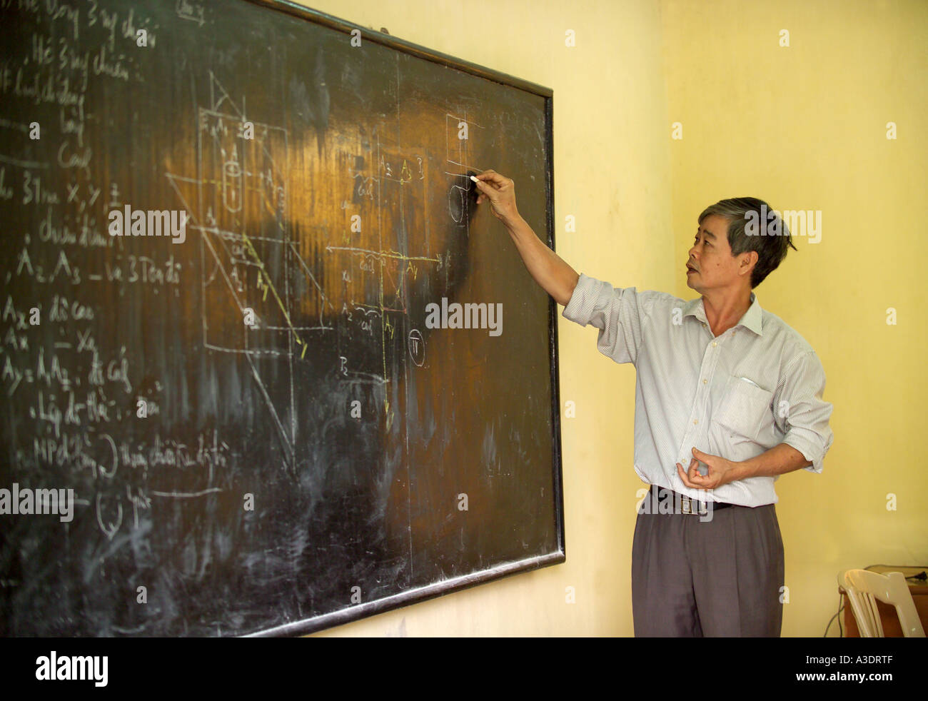 Lehrer an der Tafel an Lehrling Schule, Bach Dang Werft, Vietnam Stockfoto