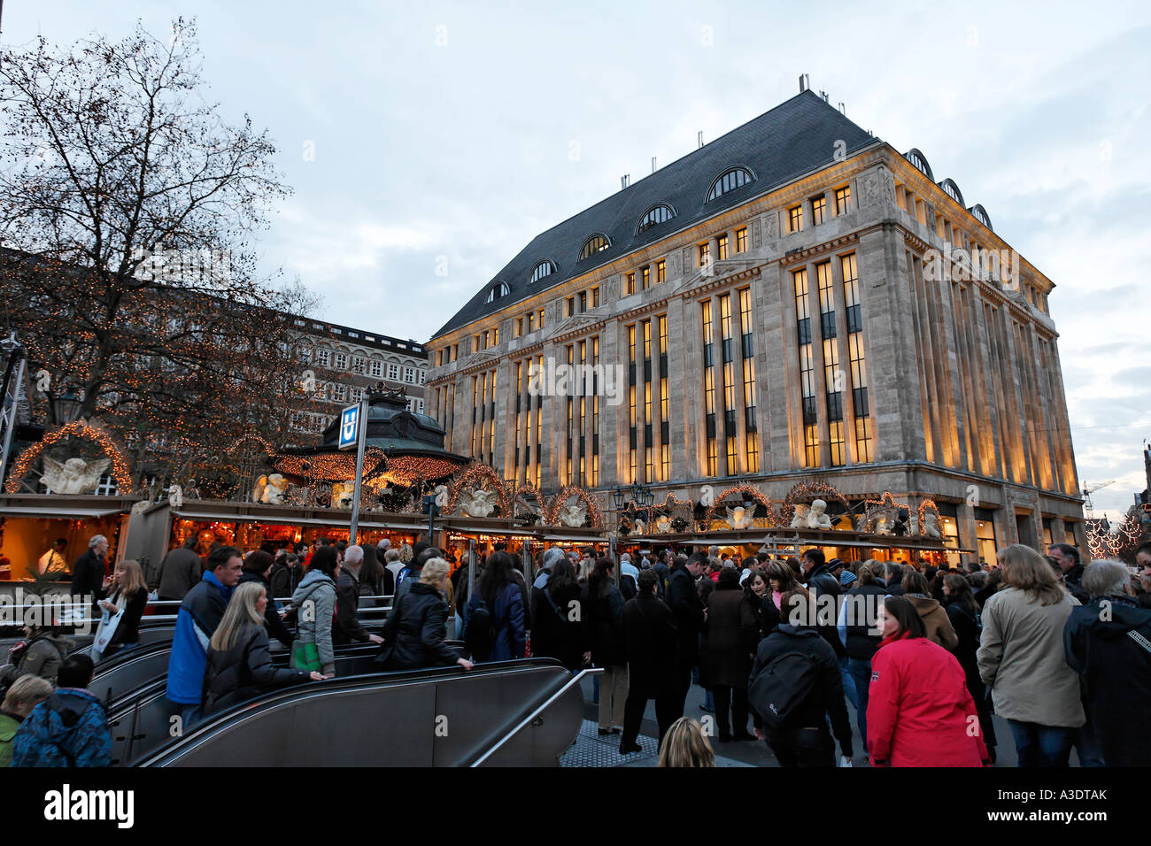 Trubel vor einem Kaufhaus am Weihnachten, Carsh-Haus, Düsseldorf, Deutschland Stockfoto