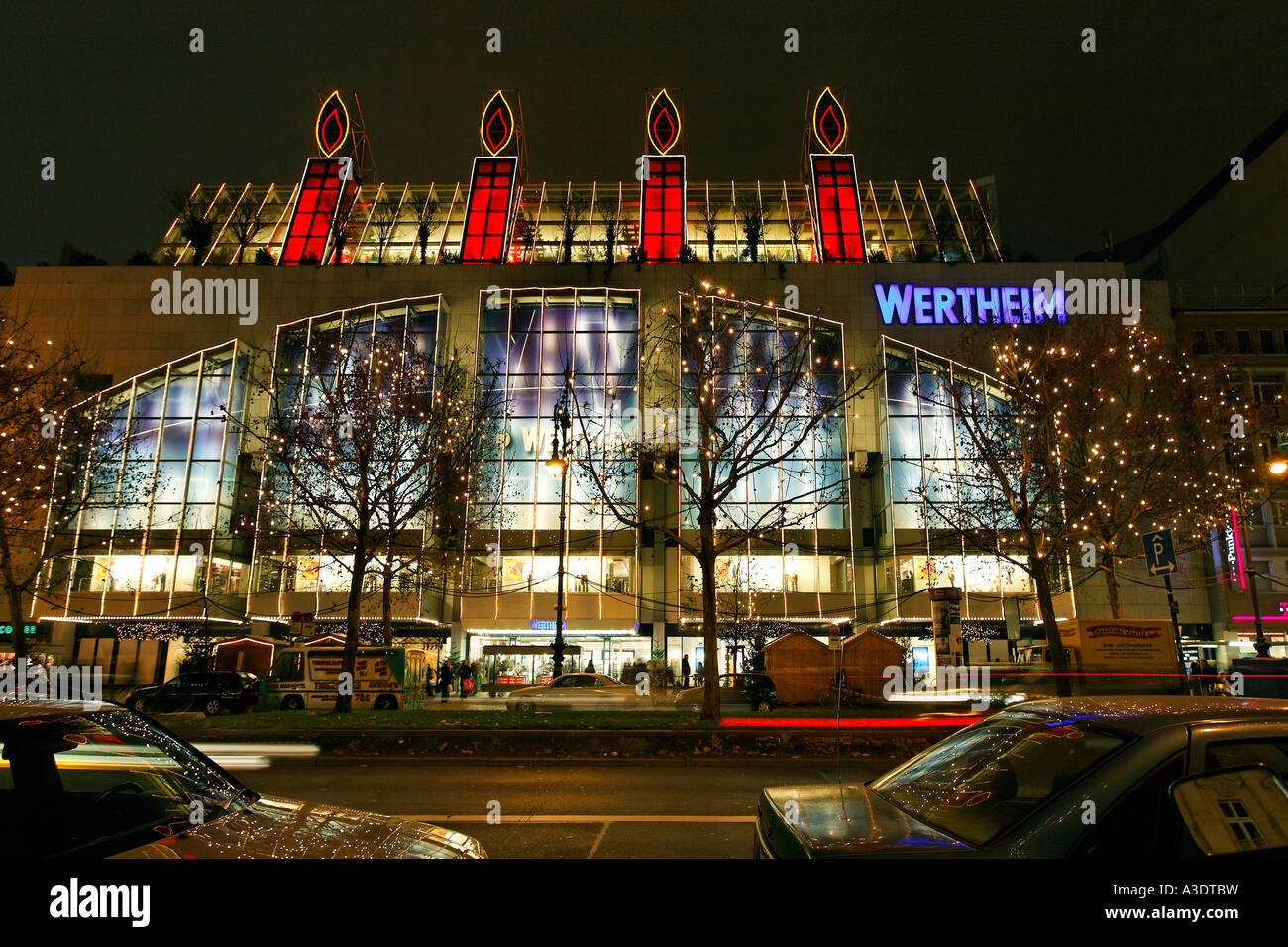 öffnungszeiten Weihnachten 2022 Berlin Geschäfte Kaufhaus Wertheim mit Weihnachten Dekoration, Kurfürstendamm, Berlin