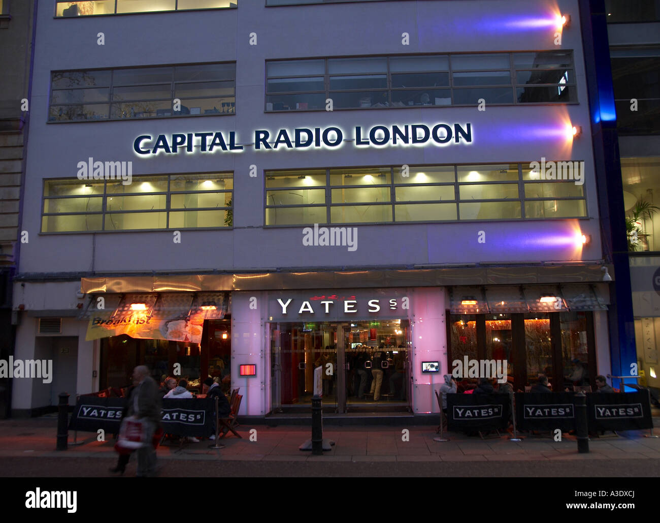 Capital Radio Gebäudehülle und Yates Bar unter Leicester Square in London Stockfoto