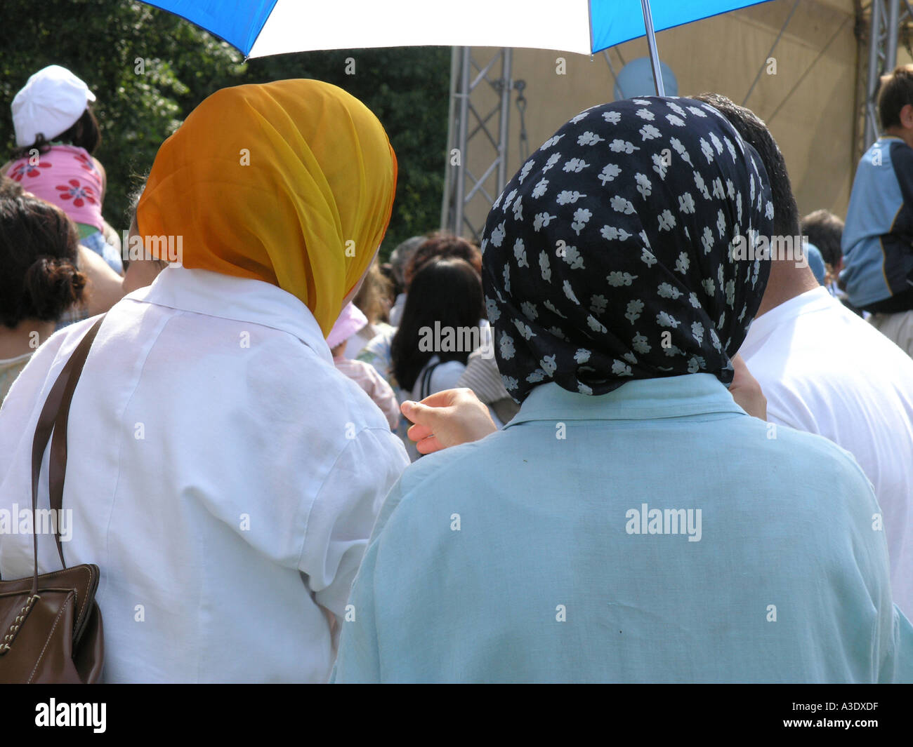 Muslimische Frauen in Kopftuch besucht ein Sommerfest in München  Stockfotografie - Alamy