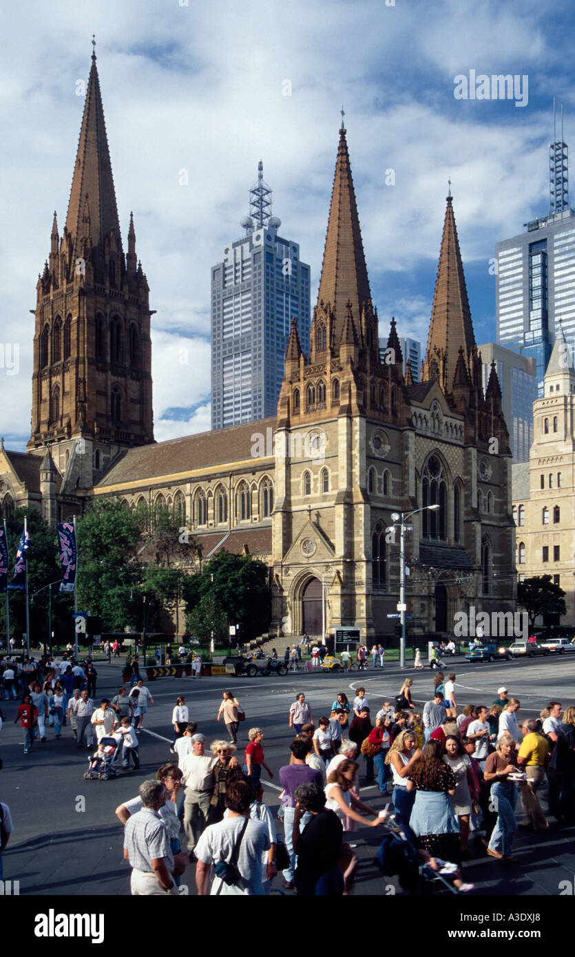 St Pauls Cathedral mit Menschen über die Straße, Melbourne, Australien Stockfoto