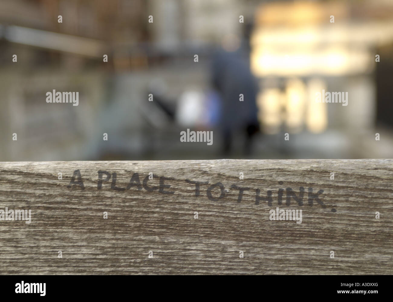Ein Ort zum Denken graviert in einer Parkbank Stockfoto