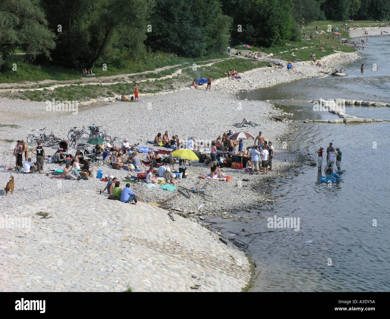 Die Menschen Sie versammeln sich für BBQ und Baden an der Isar in München Stockfoto