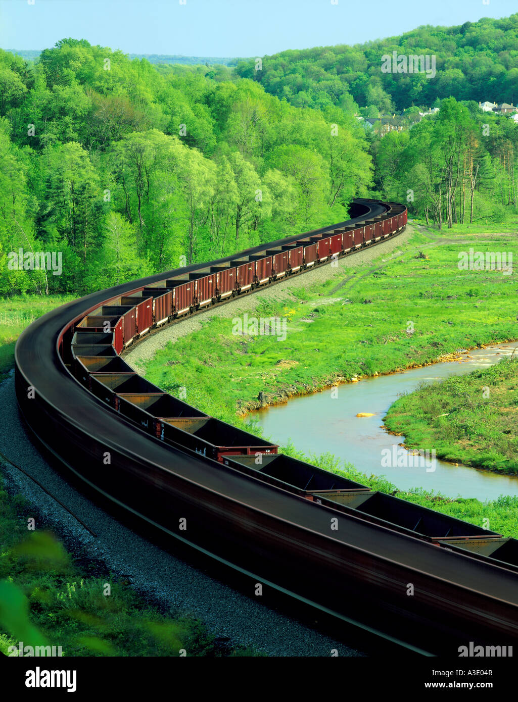 Kohle Autos schlängeln sich durch Kohle Zug durchläuft Johnstown Flut nationale Gedenkstätte, Johnstown, Pennsylvania, USA Stockfoto
