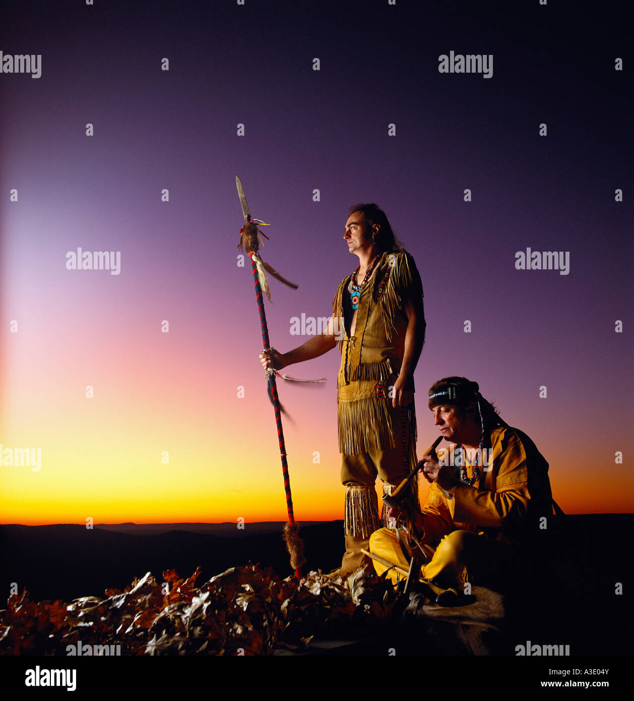 Shawnee Indianer Indianer In traditionellen Kleid an hohe Knopf Naturgebiet Sonnenuntergang, Sullivan County, Pennsylvania, USA Stockfoto