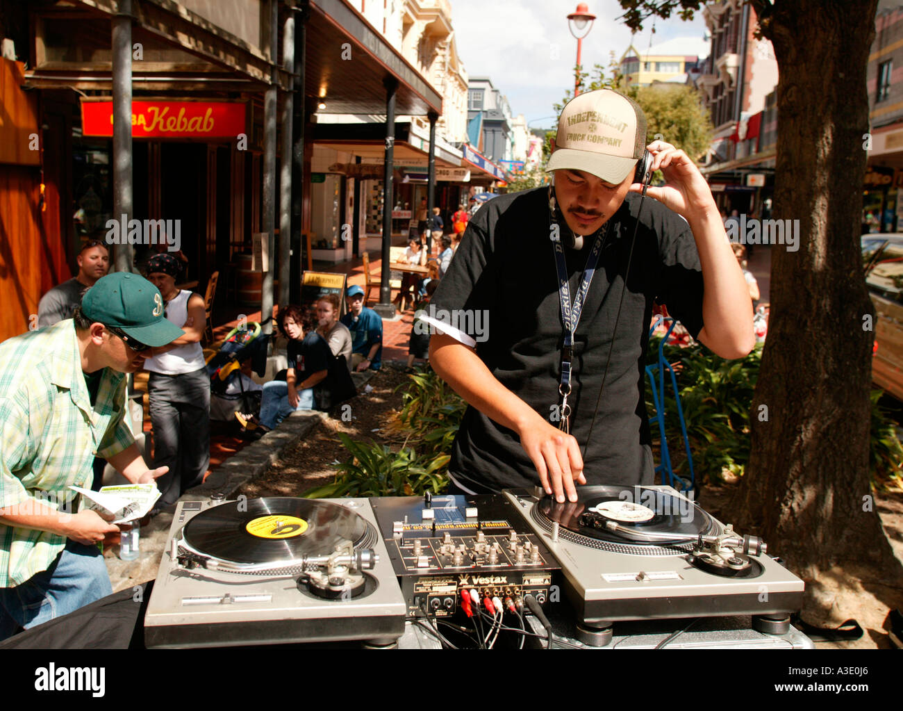 Neuseeland, Wellington. Junger Mann in der Fußgängerzone in Hip-Hop-DJ-Contest mit 2 Turntables und Kopfhörer Stockfoto
