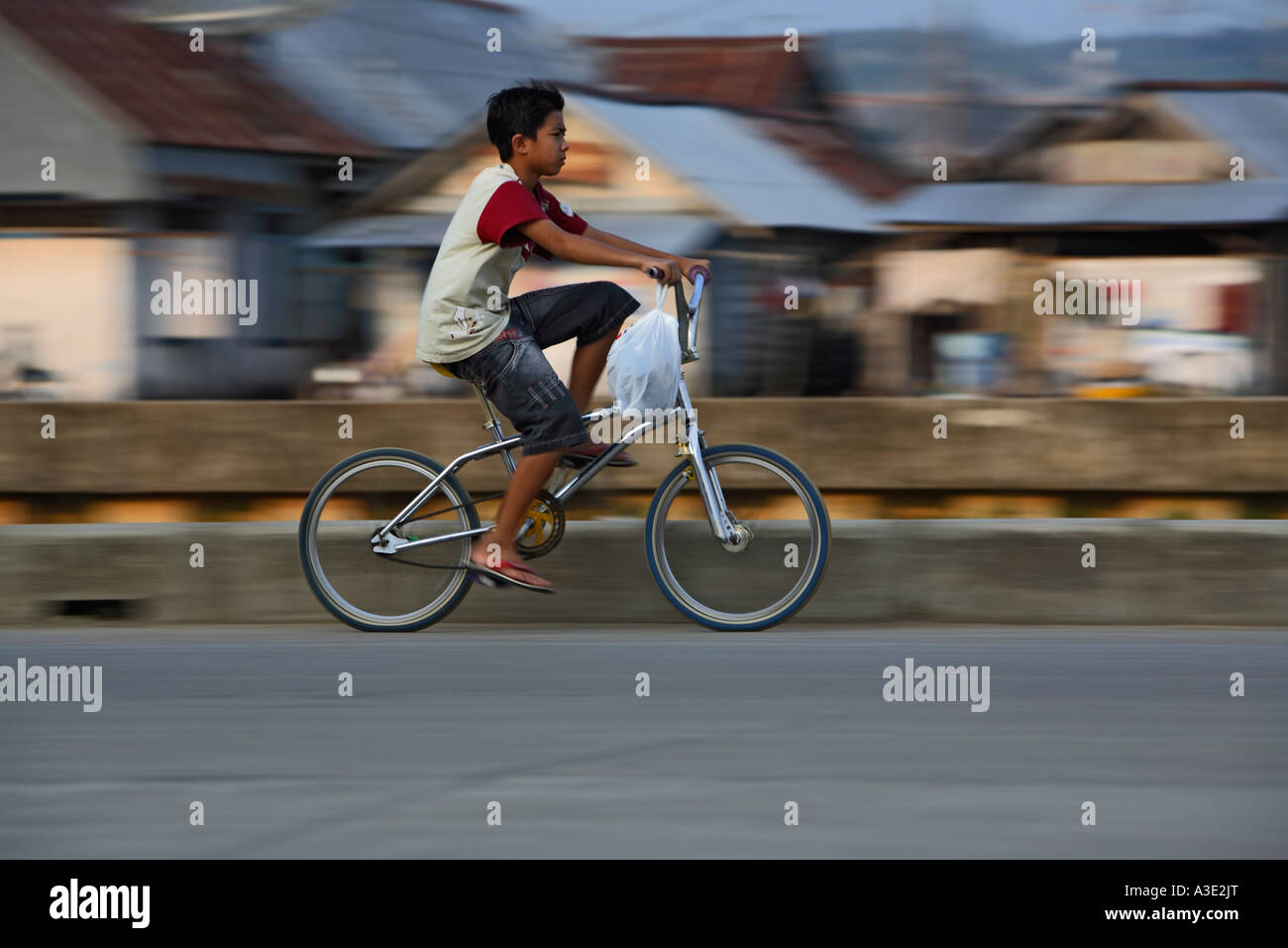 Junge auf Fahrrad in Tenggarong, Ost-Kalimantan, Borneo, Indonesien Stockfoto