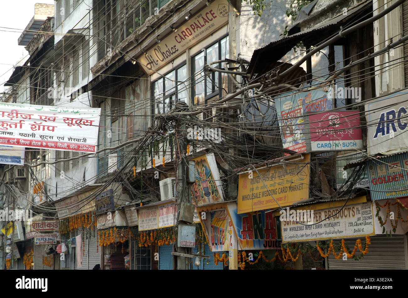 Elektrokabel-Chaos in Delhi Indien Stockfoto