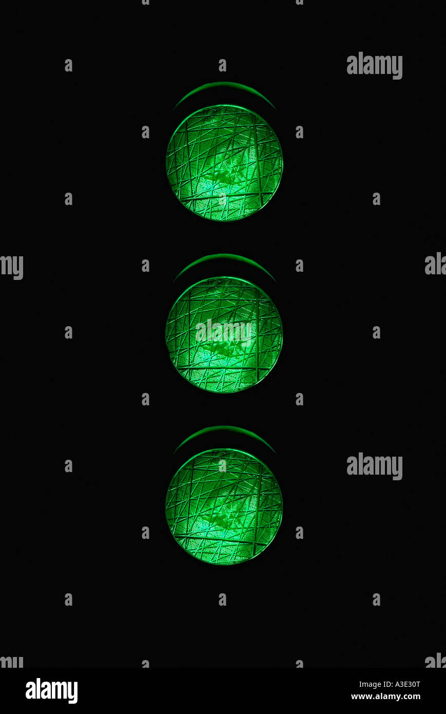 Ampel mit drei grüne Lichter beleuchtet in der Nacht, die gehen voran Stockfoto