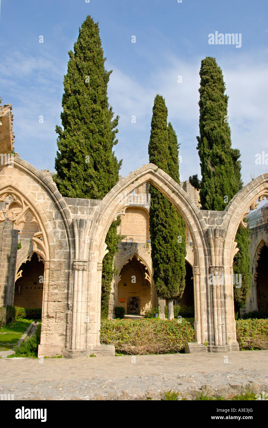 Gotische Bögen und Zypressen im alten Kloster Bellapais Nordzypern Stockfoto