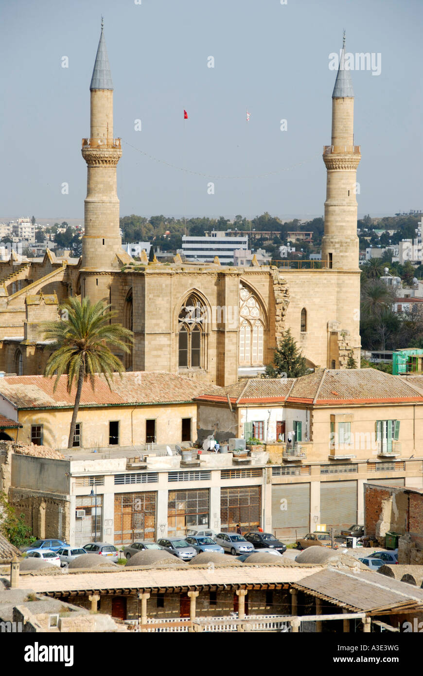 Alte gotische Kathedrale von Sophia mit zwei Minaretten der Selimiye-Moschee in der Altstadt Lefkosa Nikosia Nordzypern Stockfoto