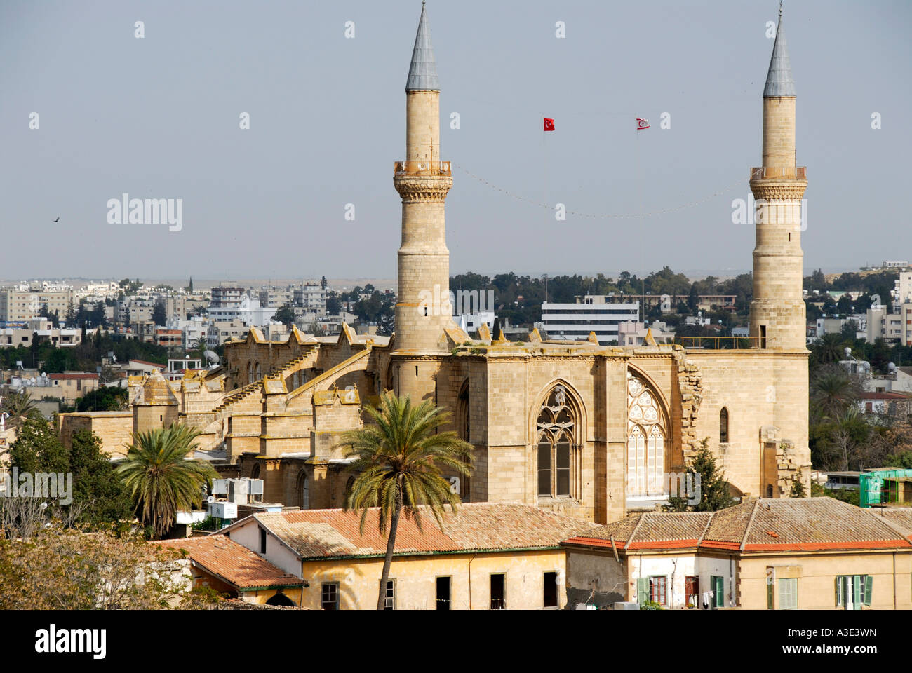 Alte gotische Kathedrale von Sophia mit zwei Minaretten der Selimiye-Moschee in der Altstadt Lefkosa Nikosia Nordzypern Stockfoto