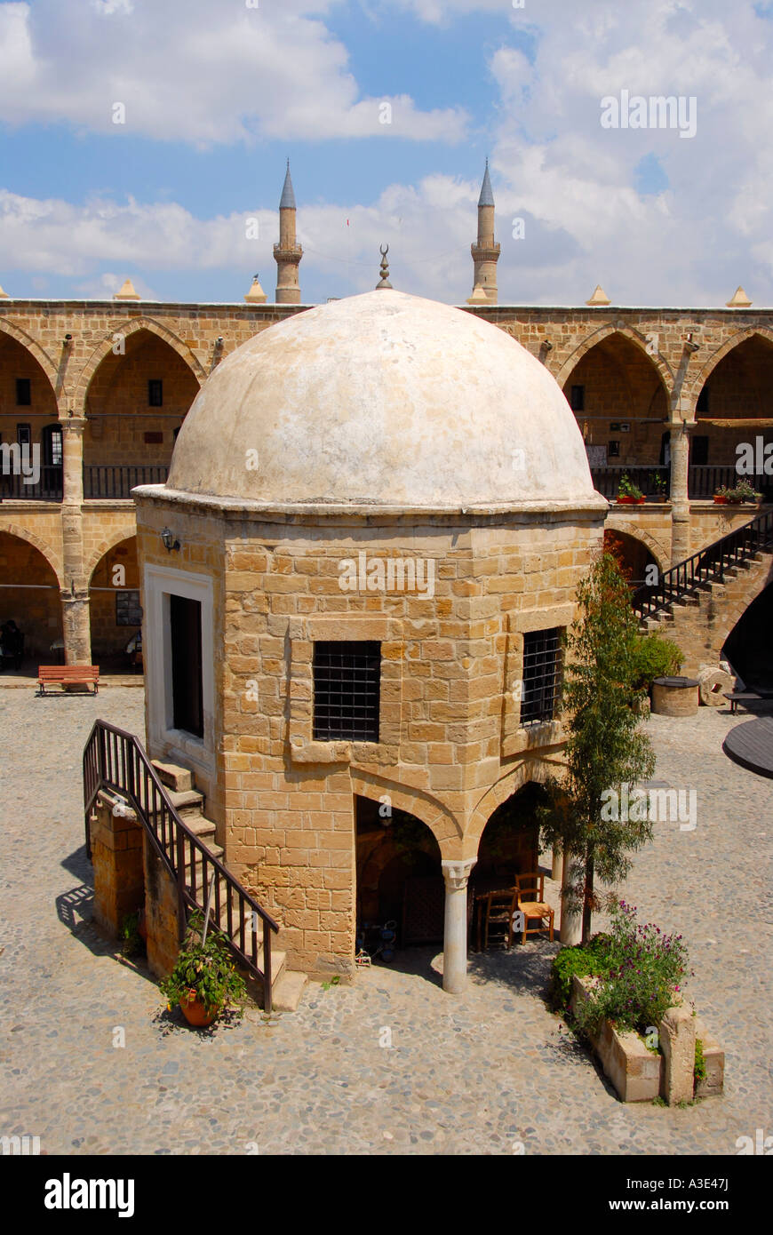 Alte Wohnwagen Rest Bueyuek Han mit gewölbten Turm auf dem Hof Lefkosa Nikosia Nordzypern Stockfoto