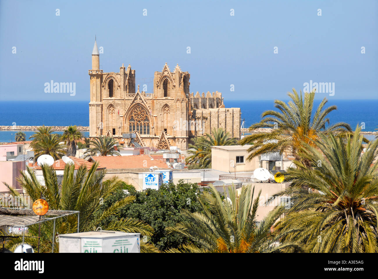 Blick auf die Stadt und ehemalige St. Nikolaus-Kathedrale jetzt Lala Mustafa Pasha Moschee Famagusta Gazimagusa Nordzypern Stockfoto