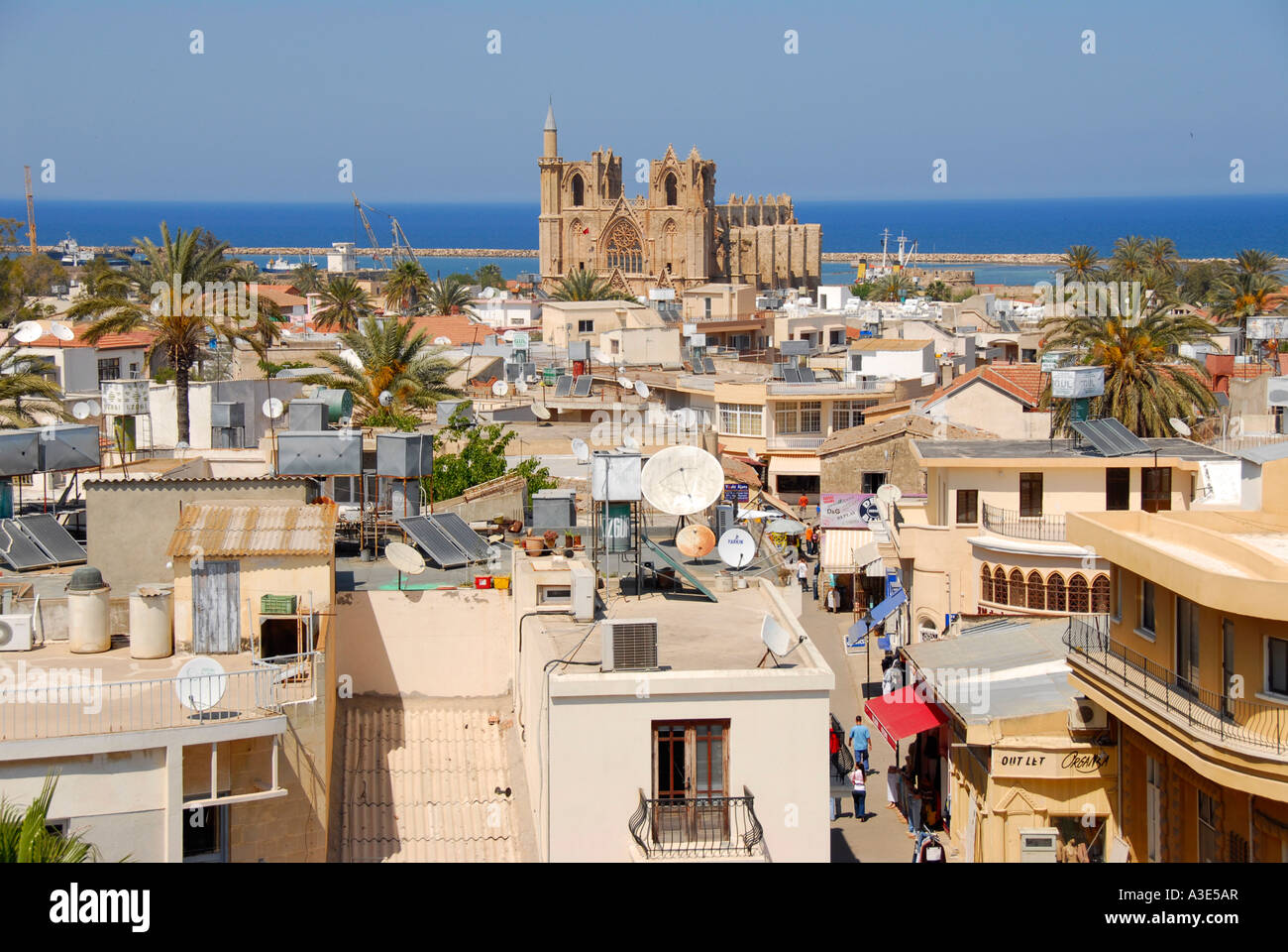 Blick auf die Stadt und ehemalige St. Nikolaus-Kathedrale jetzt Lala Mustafa Pasha Moschee Famagusta Gazimagusa Nordzypern Stockfoto