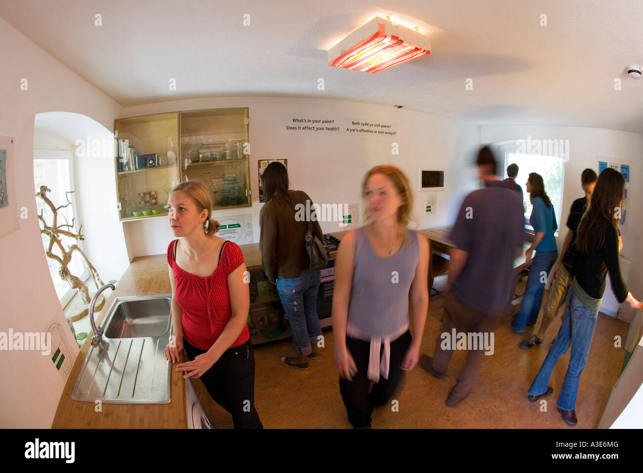 Besucher in der Küche in der ganzen Wohnung weisen am Zentrum für Alternative Technologie, Machynlleth, Wales Stockfoto