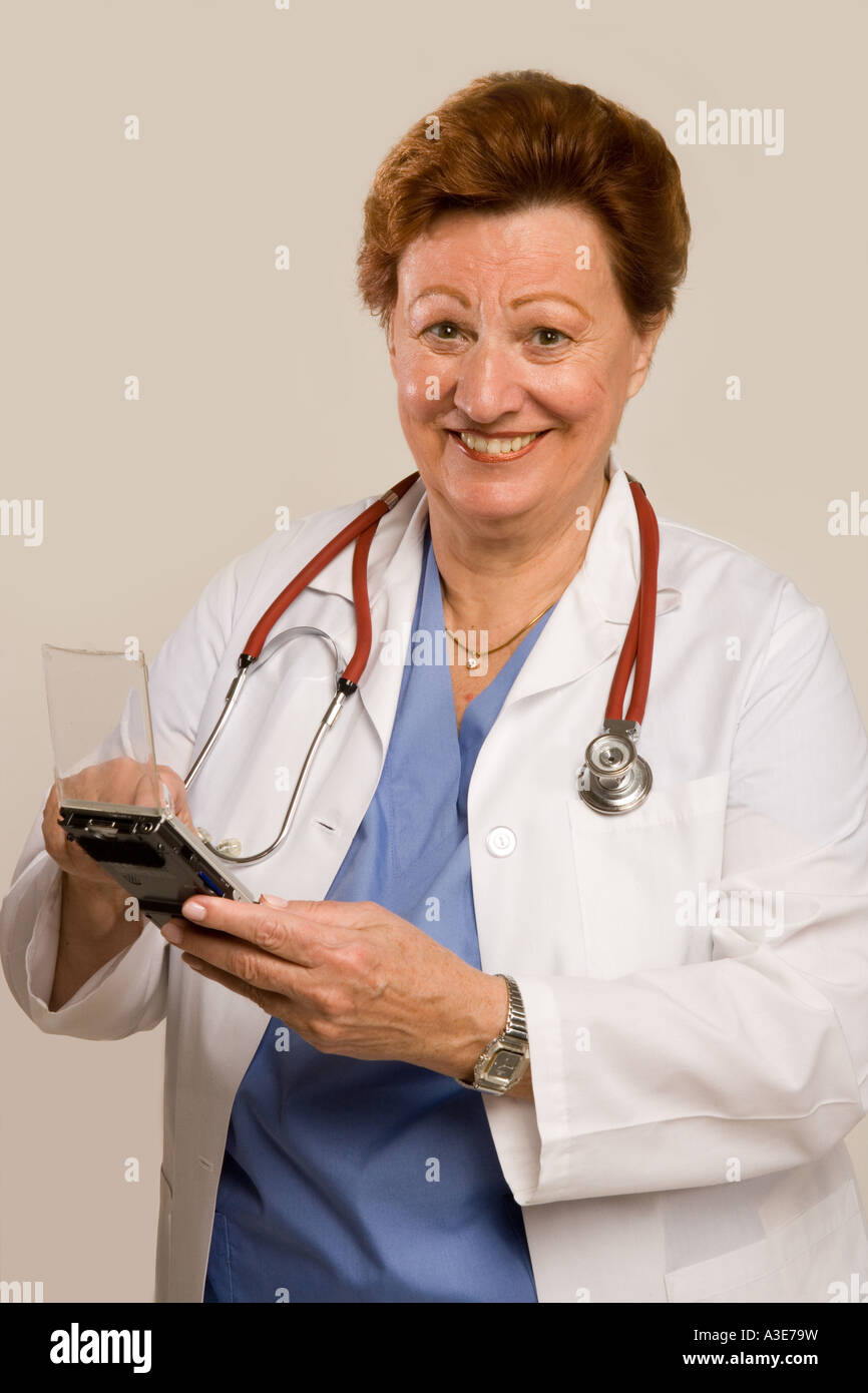 Docotr hält eine persönliche digitale Geräte wie ein PDA. Stockfoto