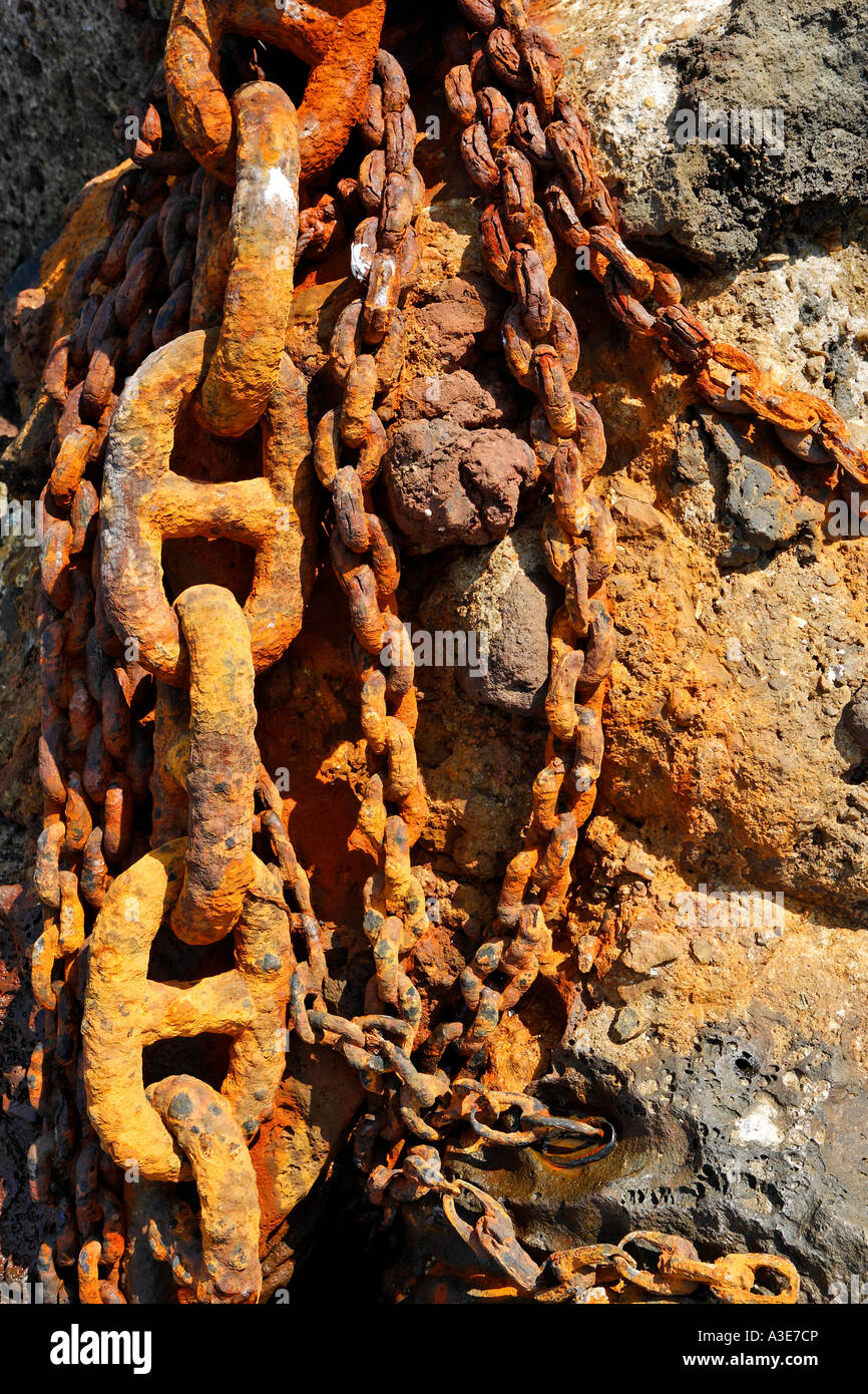 Alte verrostete Ketten im Hafen von ammoudi, Oia, Santorini, Griechenland Stockfoto