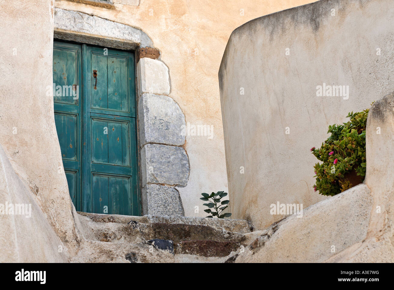 Im alten Teil des Dorfes gibt es keine Straßen nur schmalen Gängen, emborio, Santorini, Griechenland Stockfoto