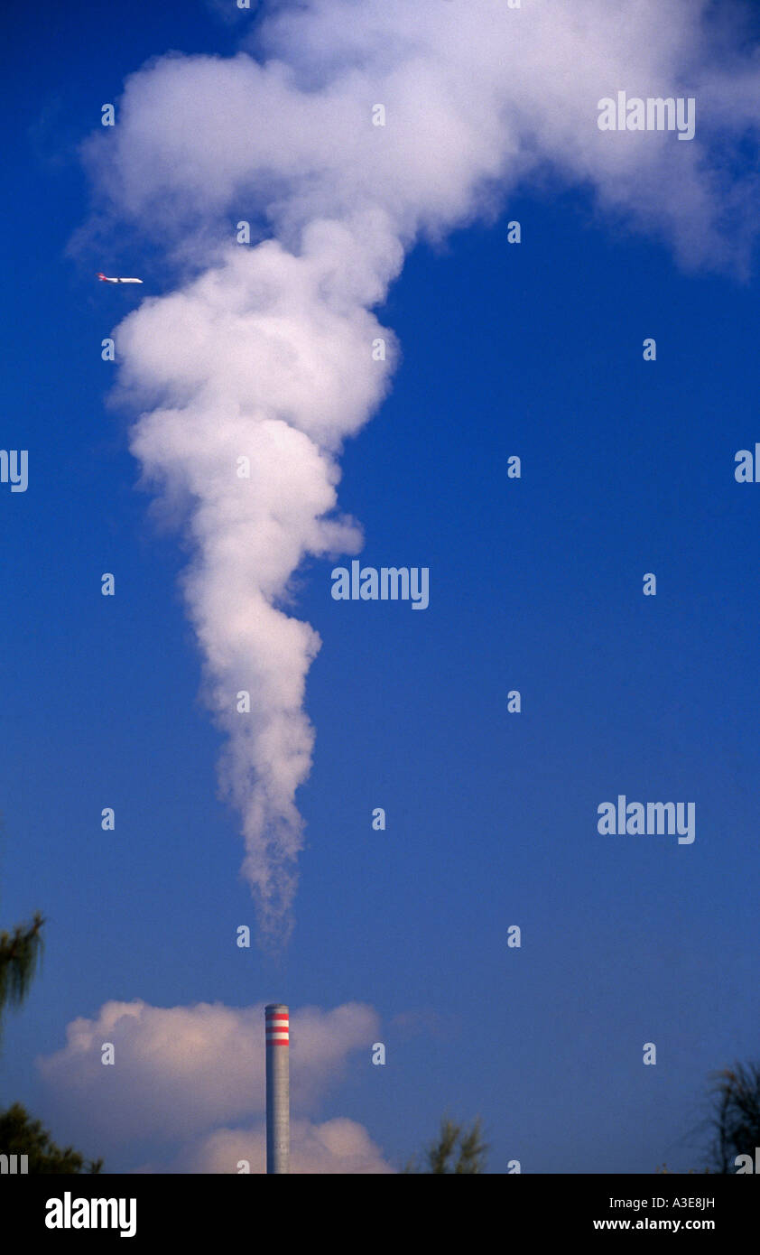 Emission von Kraftwerk Schornstein Stockfoto