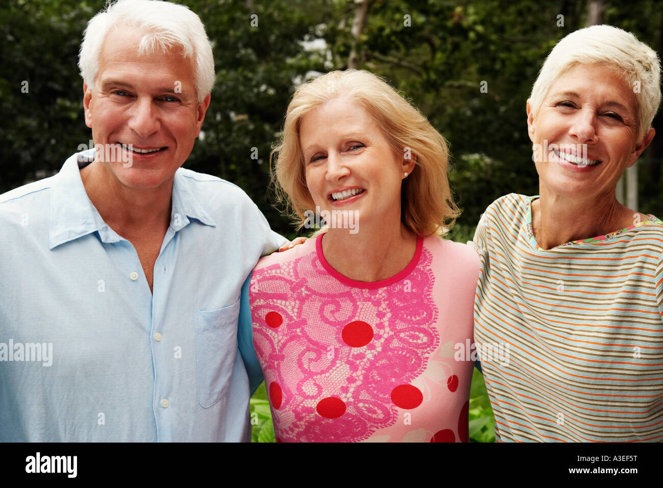 Porträt von ein älteres Paar mit einer älteren Frau, Lächeln Stockfoto