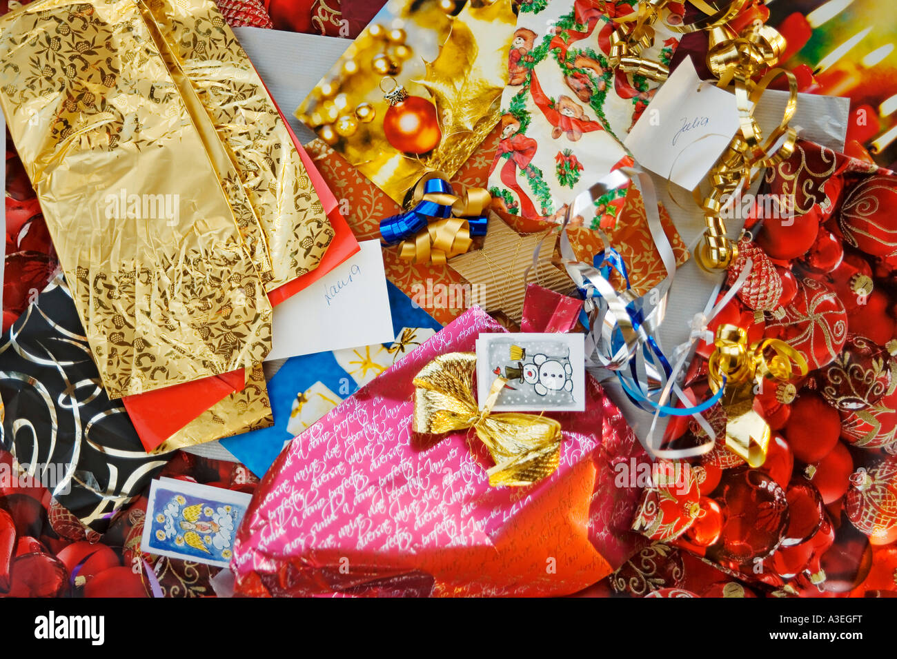 Weihnachts-Geschenkpapier übrig Stockfoto