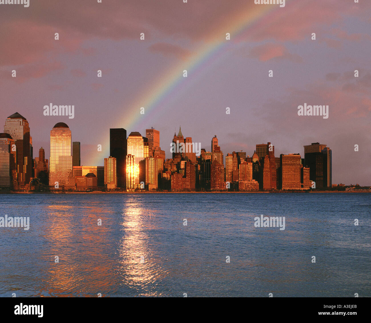 USA - NEW YORK: Regenbogen über Manhattan Stockfoto