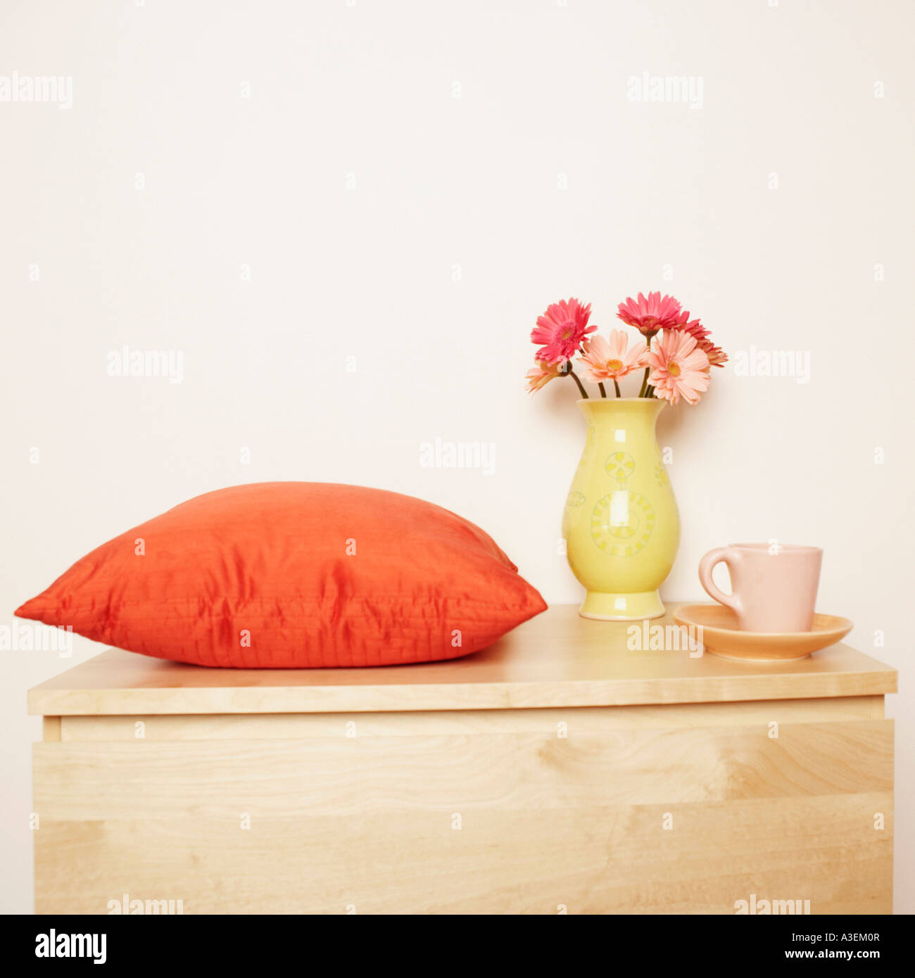 Nahaufnahme von einer Blumenvase und ein Kissen mit einer Tasse auf den Tisch Stockfoto