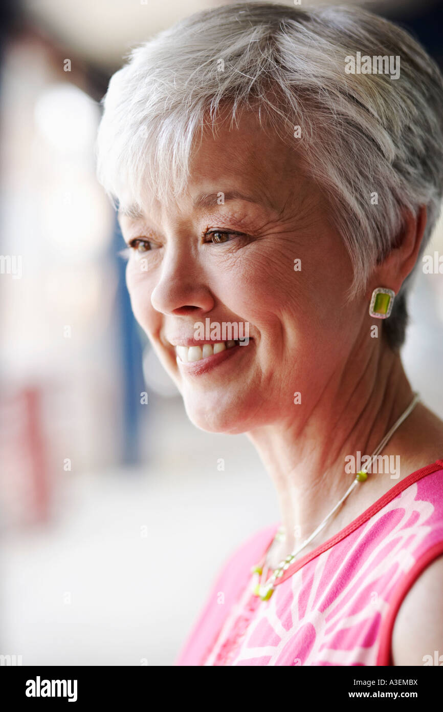 Nahaufnahme einer älteren Frau lächelnd Stockfoto