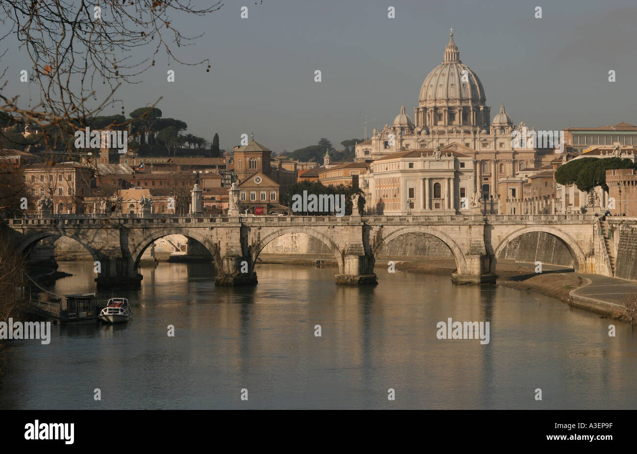 Blick auf den Vatikan über den Fluss Tiber in den frühen Morgenstunden Stockfoto