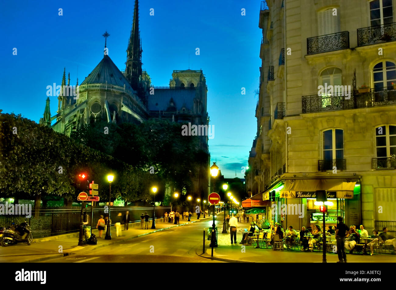 Paris Frankreich , Straßenszene Kathedrale Notre Dame, Pariser Straßencafé-Szene im Freien, beleuchtet bei Dämmerung, Gehweg Stockfoto