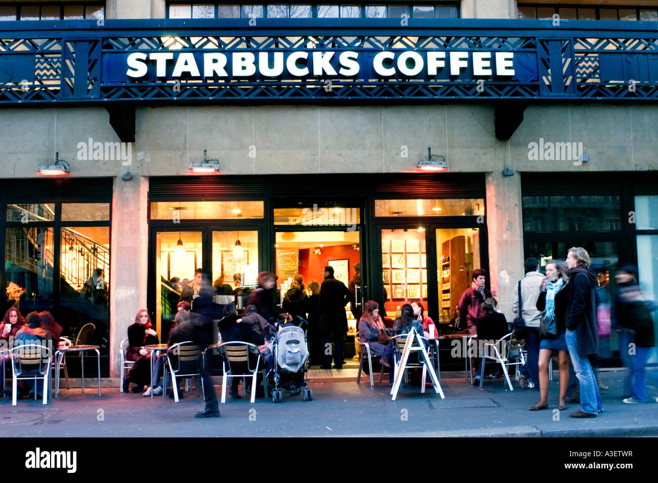 Paris Frankreich, Front of American Coffee Shop 'Starbucks Coffee' in Odeon Street Scene Night, Leute auf der Terrasse Schild, latin Quarter Street paris Stockfoto