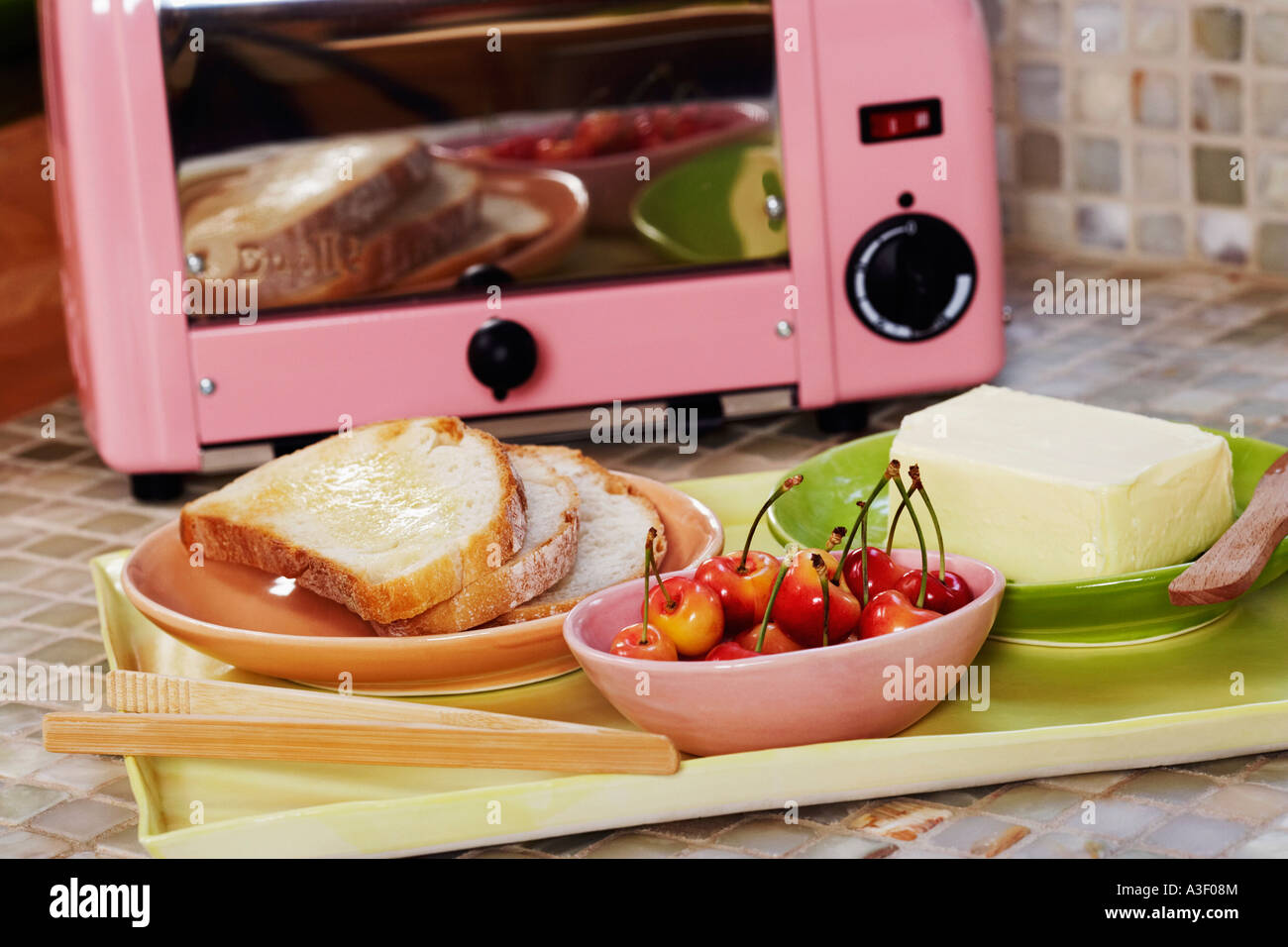 Nahaufnahme von Kirschen mit Brot und Butter in eine Schale vor einer  Mikrowelle Stockfotografie - Alamy
