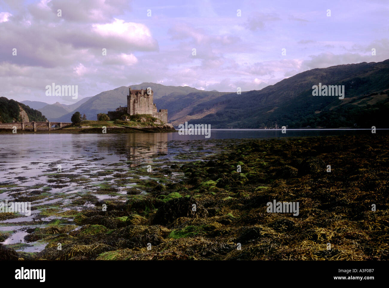 Eilean Donan Castle in den malerischen schottischen Highlands in Schottland mit Bergen Stockfoto