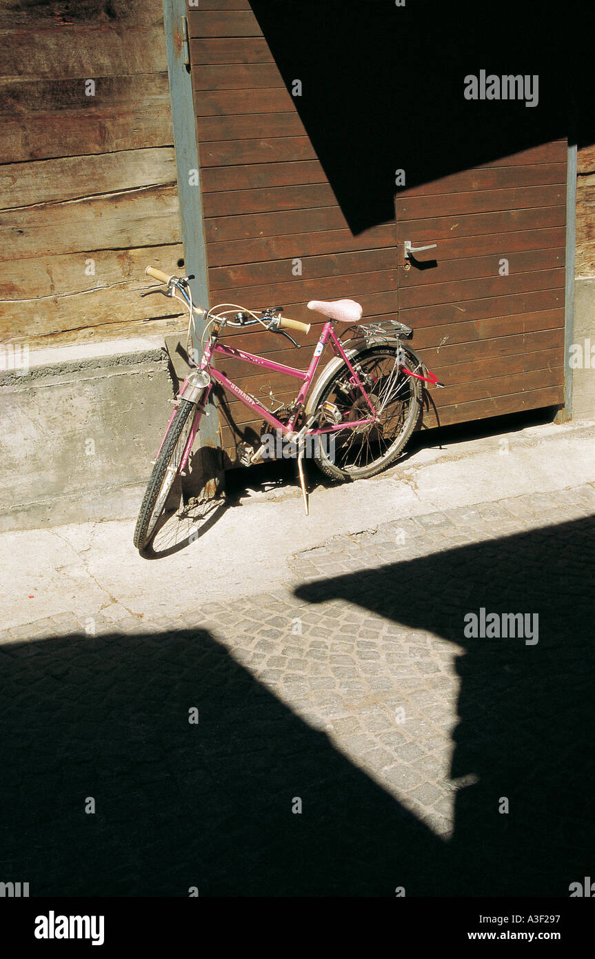 Fahrrad, Fahrrad, Pedalrad, Fahrrad, Schubrad, Fahrradständer, Fahrradständer, Fahrradständer, Fahrradständer, Fahrradständer, Fahrradständer, Fahrradausruhen, Fahrradausruhen Stockfoto