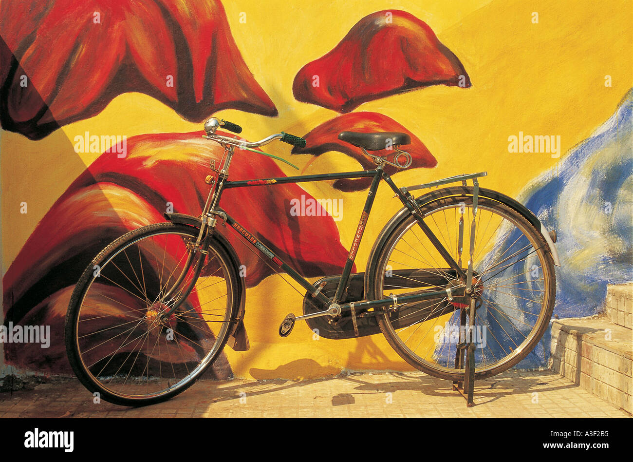 Fahrrad, Fahrrad, Pedalrad, Fahrrad, Schubrad, Fahrradständer, Fahrradständer, Fahrradständer, Fahrradständer, Fahrradständer, Fahrradständer, Fahrradausruhen, Fahrradausruhen Stockfoto