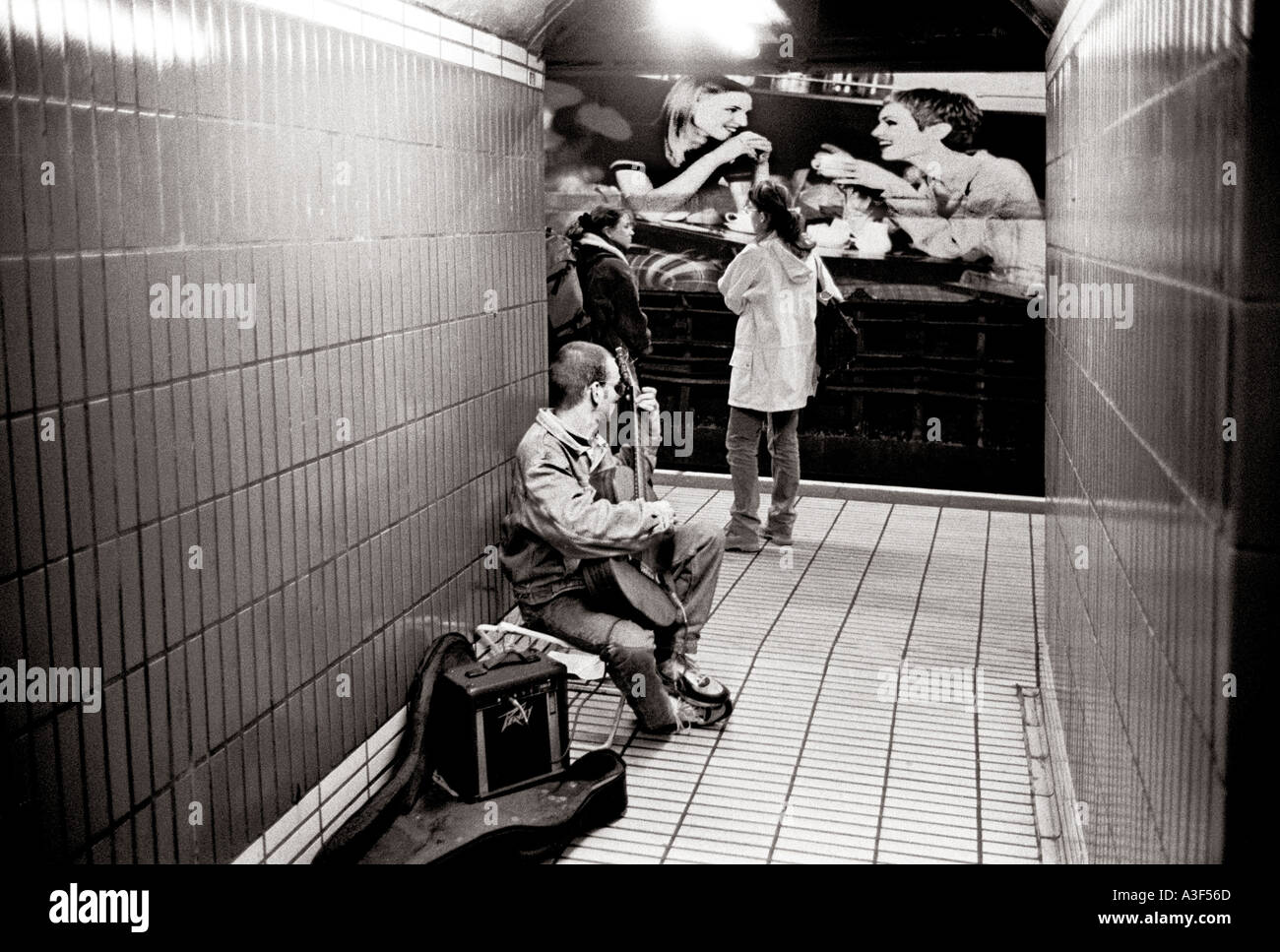 Mann spielt Gitarre in einer u-Bahnstation London England Großbritannien UK Stockfoto