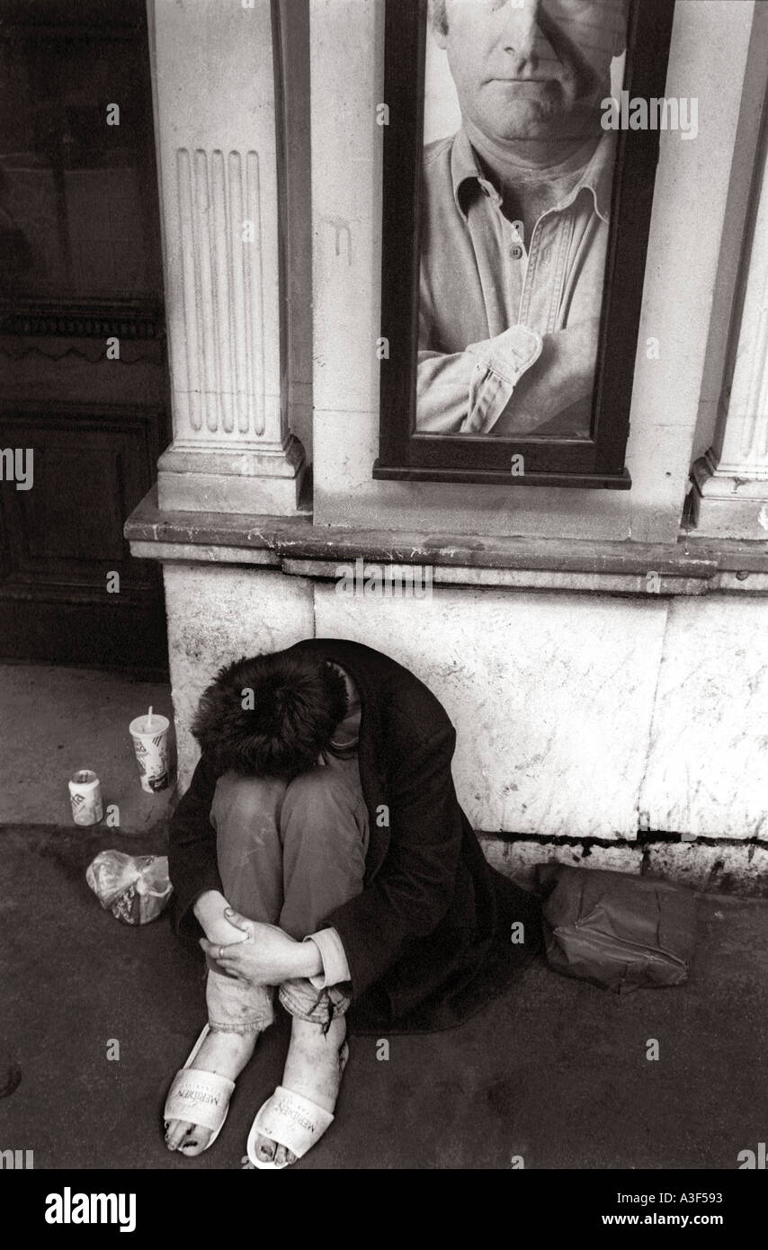 Obdachlose Frau sitzt auf dem Bürgersteig London England Großbritannien UK Stockfoto