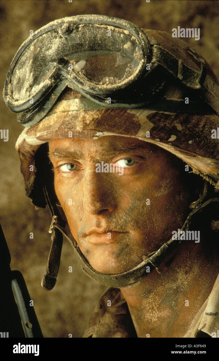 Soldat mit Brille und Kevlar Helm Camouflage Desert Storm Stockfoto