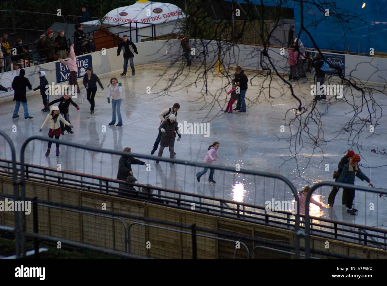 Eislaufen auf der Kunsteisbahn in Princes Street Gardens, Edinburgh Schottland zur Weihnachtszeit Stockfoto