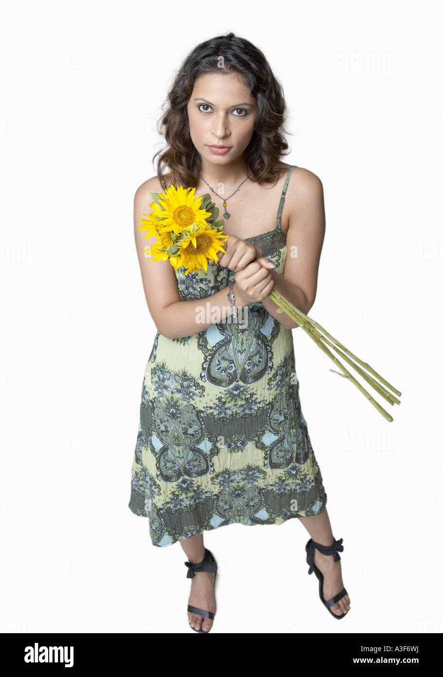 Porträt einer jungen Frau hält eine Reihe von Sonnenblumen Stockfoto