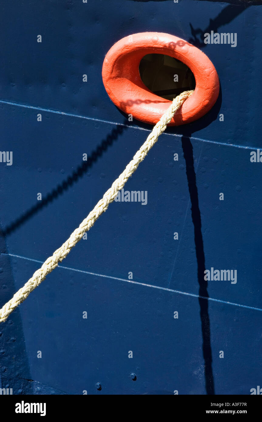 Detail-Bullauge in Schiff mit Seil läuft daraus zusammen mit Schatten der Ketten Inveraray Schottland Stockfoto