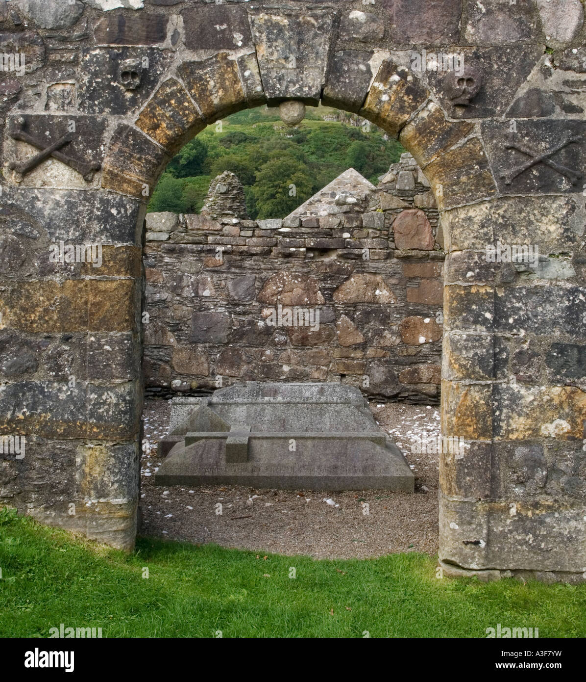 Torbogen In steinernen Umfassungsmauer Friedhof auf Ruinen von Ardchattan Priory auf Loch Etive Stockfoto