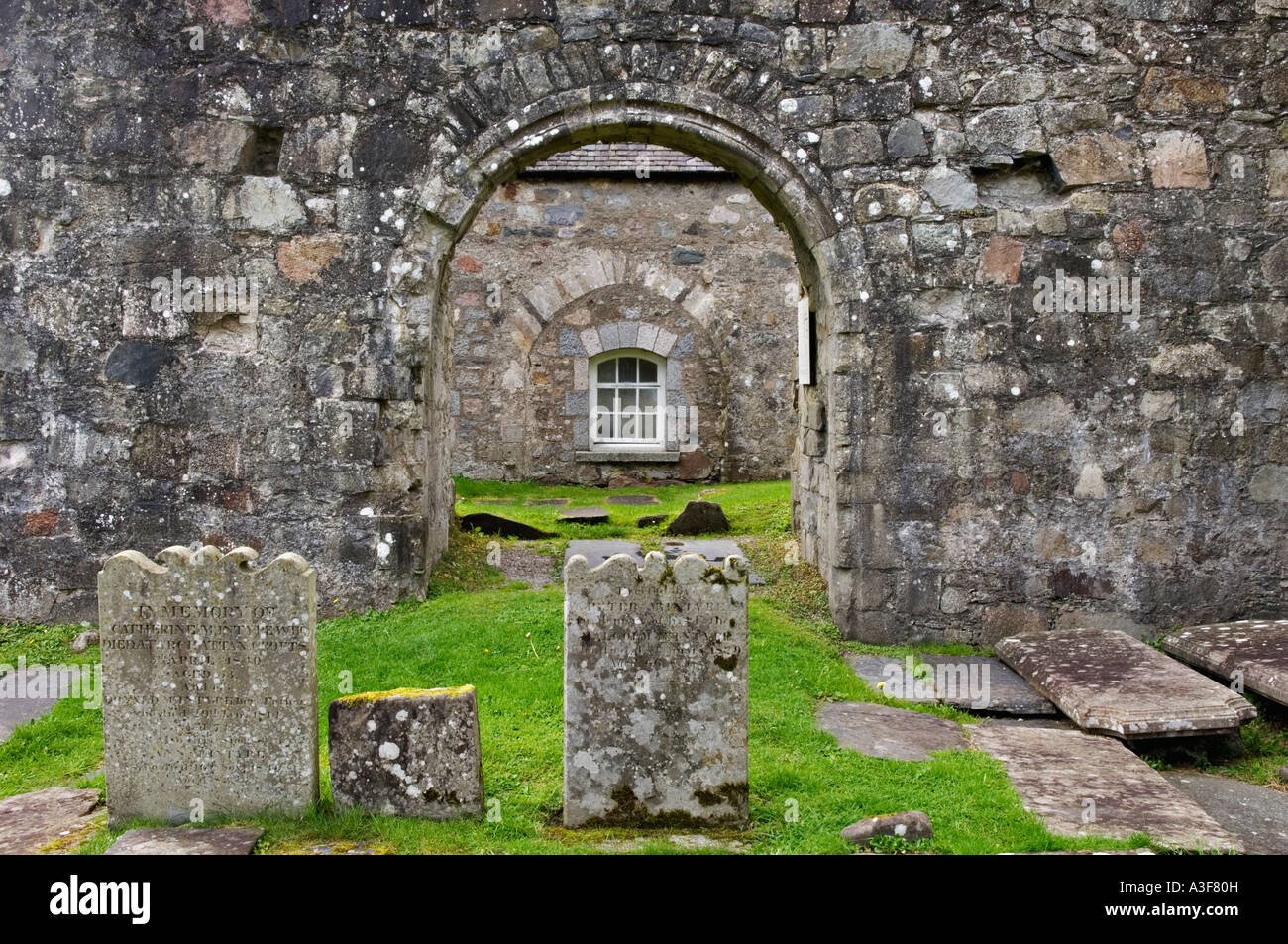 Torbogen In steinernen Umfassungsmauer Friedhof auf Ruinen von Ardchattan Priory auf Loch Etive Stockfoto