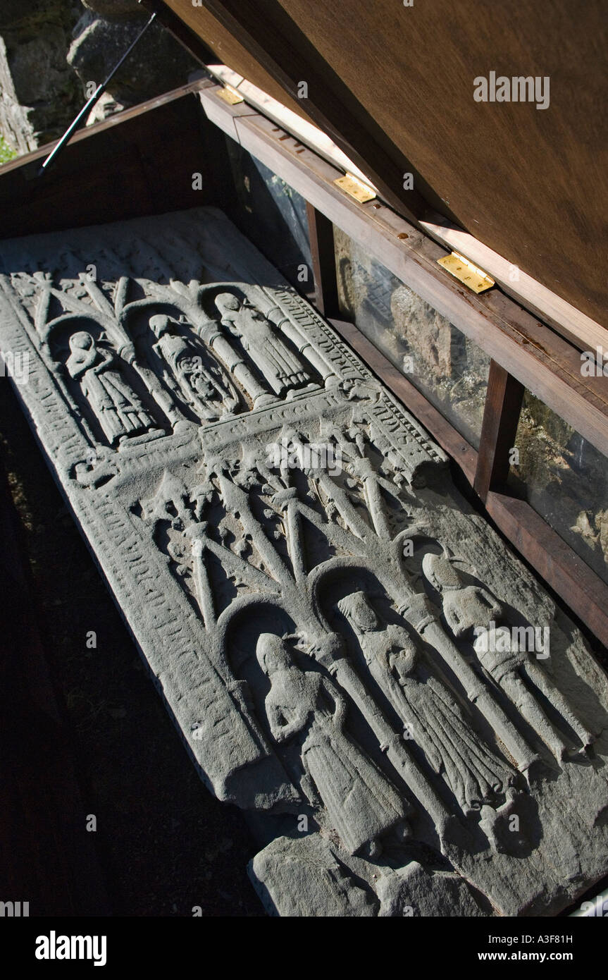Mittelalterliche geschnitzten Stein Graveslab im Friedhof auf Ruinen von Ardchattan Priory auf Loch Etive angezeigt Stockfoto